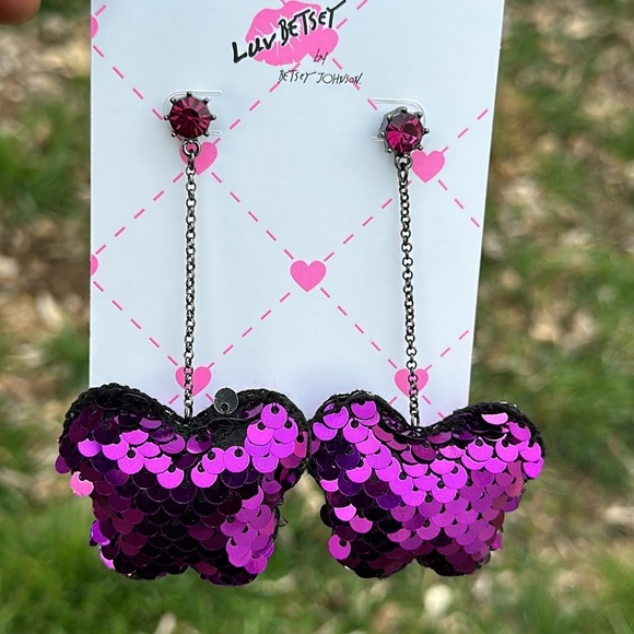 NWT Betsey Johnson Purple Sequin Heart Hematite Linear Drop Earrings - Picture 1 of 4
